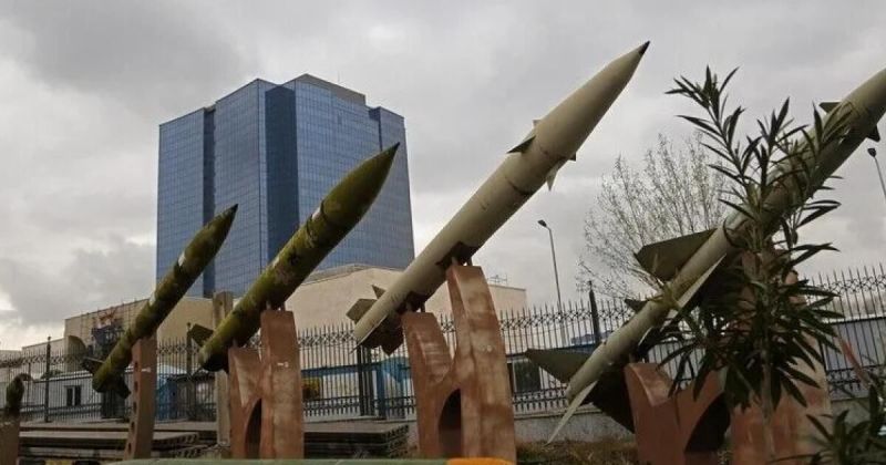 طهران تلوح بإغلاق الممرات المائية رداً على تهديدات أمريكية باستهداف منشآتها