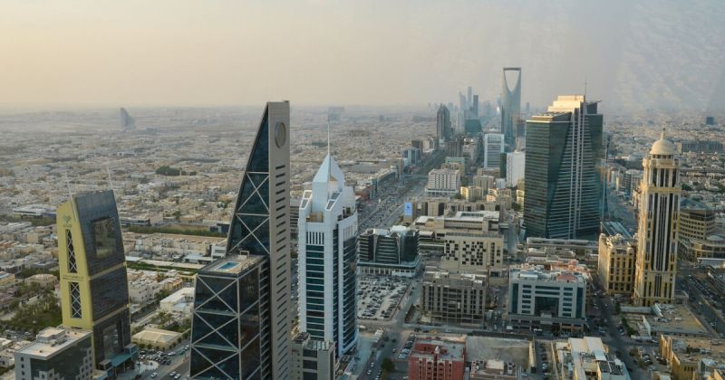 واشنطن تأمر موظفيها غير الأساسيين وعائلاتهم بمغادرة السعودية إثر تصاعد التوترات