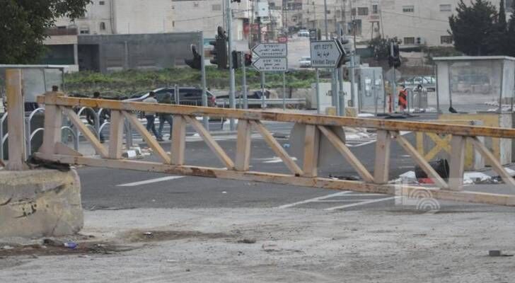 الاحتلال يغلق مدخل قرية المنشية ويدفع بتعزيزات عسكرية واسعة للضفة