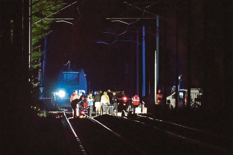 إصابة 44 شخصاً في حادث انحراف قطار عن مساره شمال غرب فرنسا
