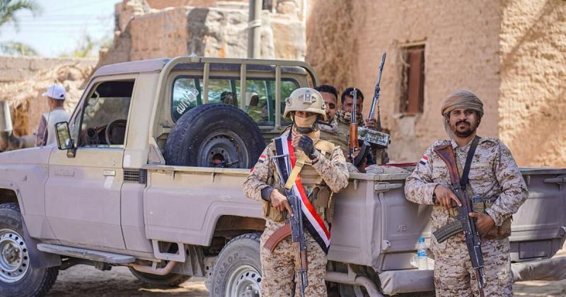 تصعيد عسكري في اليمن: الحوثيون يستهدفون مصفاة أرامكو والجيش يدفع بمسيّرات انقضاضية