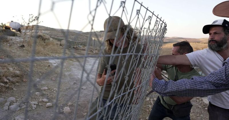 تصعيد واسع في الضفة: تفجير منزل شهيد وهجمات للمستوطنين تطال المزارعين في المغير