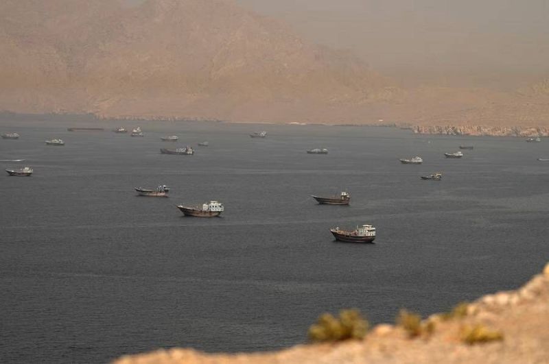 هجوم بمسيرة يستهدف ناقلة نفط قبالة عُمان وفقدان بحارة هنود
