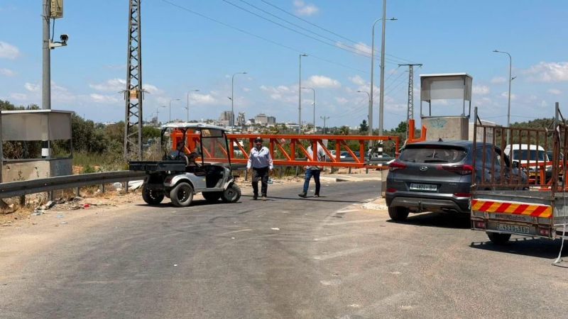 إغلاق الاحتلال مدخل النبي إلياس يعطل تنقل 60 ألف مواطن ويشل الحركة التجارية