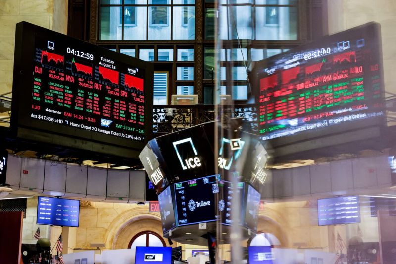 وول ستريت تستهل تعاملاتها على تراجع بضغط من عوائد السندات وقفزة أسعار النفط
