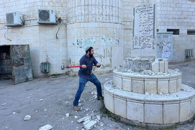 تحت حماية الجيش.. عضو كنيست متطرف يحطم نصباً تذكارياً لشهداء فلسطينيين جنوب نابلس