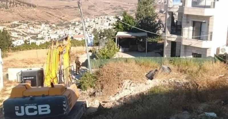 الاحتلال يهدم منازل في بيت لحم والمستوطنون يضرمون النيران بممتلكات المواطنين بالضفة