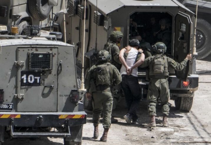 حملة اعتقالات واسعة في الضفة.. إصابات واختطاف 19 فلسطينياً خلال اقتحامات متفرقة