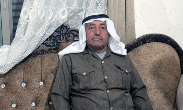 قهوة 'أبو صالح' في أم صفا: سلاح الفلسطيني لمواجهة حصار المستوطنين وليالي الترقب