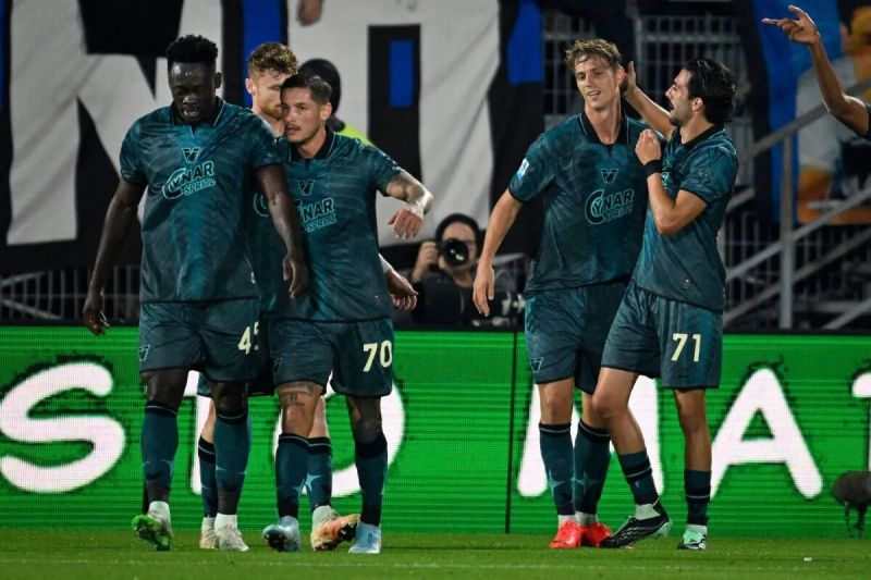إنتر يسترد صدارة الدوري الإيطالي وميلان يسقط في فخ الخسارة الأولى قبل الديربي