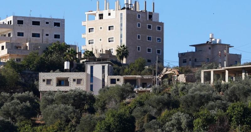 الاحتلال يفجر منزل أسير في القدس ويشن حملة مداهمات واسعة بالضفة