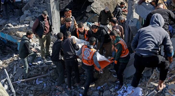 شهيدان في خان يونس والاحتلال يشدد حصار التجويع على قطاع غزة