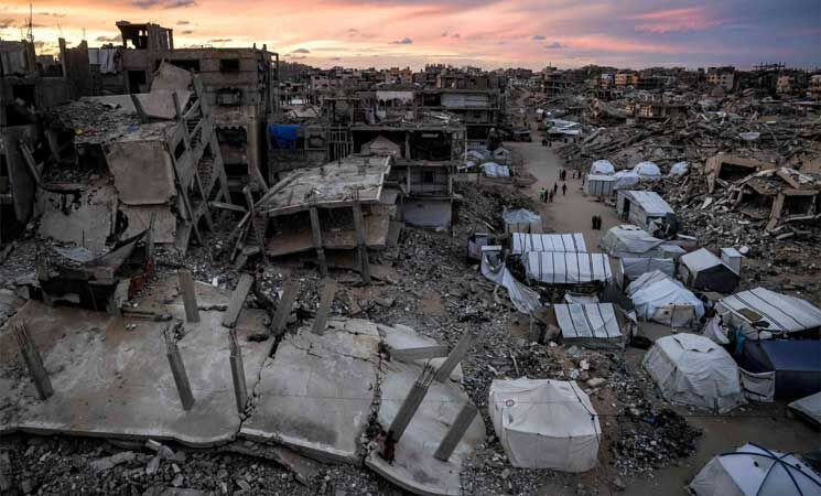 إصابة عائلة فلسطينية في قصف لقوات الاحتلال على مدرسة تؤوي نازحين بخان يونس