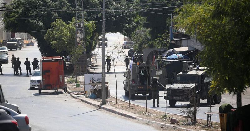 تصعيد في الضفة: اعتقال 17 فلسطينياً وهجمات للمستوطنين تستهدف مصنعاً برام الله