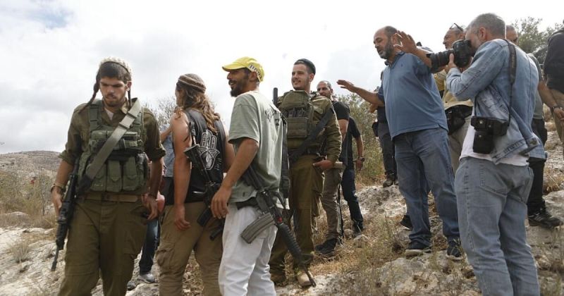 إصابة فلسطيني في هجوم للمستوطنين شرق نابلس واقتحامات واسعة تطال جنين والخليل