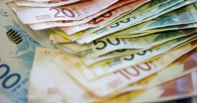 تراجع حاد في أسهم وعملة الاحتلال عقب نتائج الانتخابات غير الحاسمة