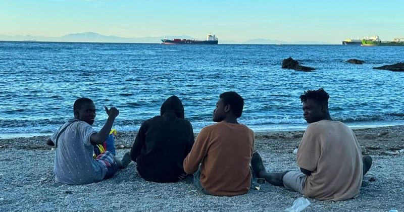 مأساة في المتوسط: إنقاذ ناجيين وفقدان 17 آخرين.. وحريق يلتهم قارب مهاجرين بالقنال الإنكليزي