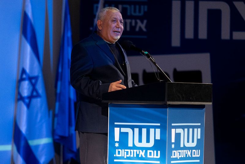 آيزنكوت يحذر من كارثة ضم الفلسطينيين ويرفض التحالف مع الأحزاب العربية