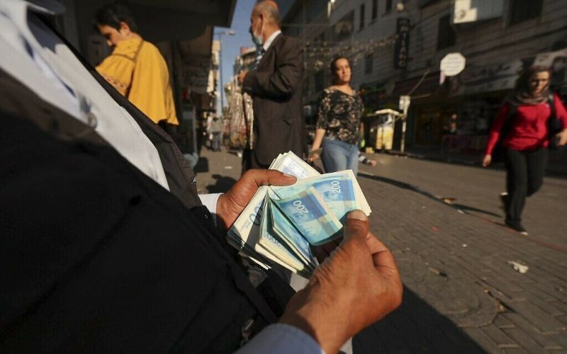 المالية: رواتب الموظفين عن شهر نيسان يوم غدٍ الخميس بنسبة لا تقل عن 50% وبحد أدنى 2000 شيكل