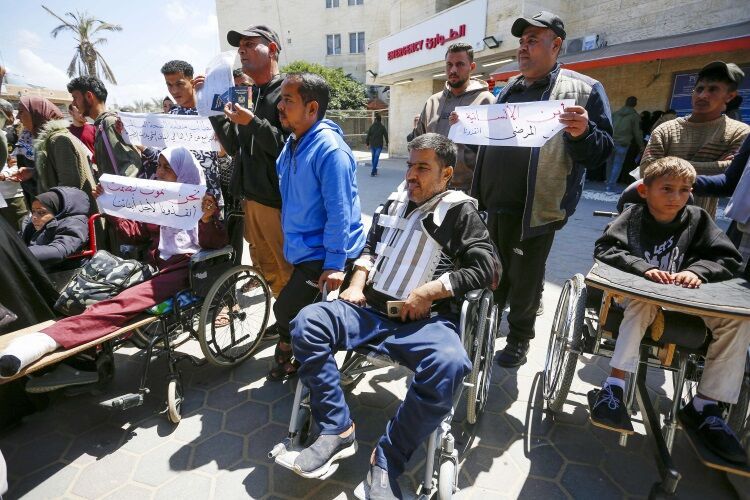 أزمة صحية خانقة في غزة: آلاف الجرحى والمرضى ينتظرون السفر وسط حصار الاحتلال ومعيقاته