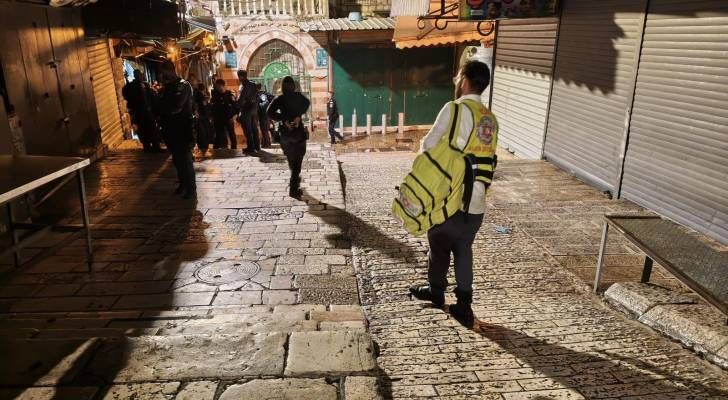 الاحتلال يطلق النار على شاب في باب العامود بالقدس بزعم محاولة طعن