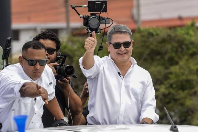 بعد عفو رئاسي أمريكي.. رئيس هندوراس السابق يعود لبلاده لمواجهة اتهامات بالاختلاس