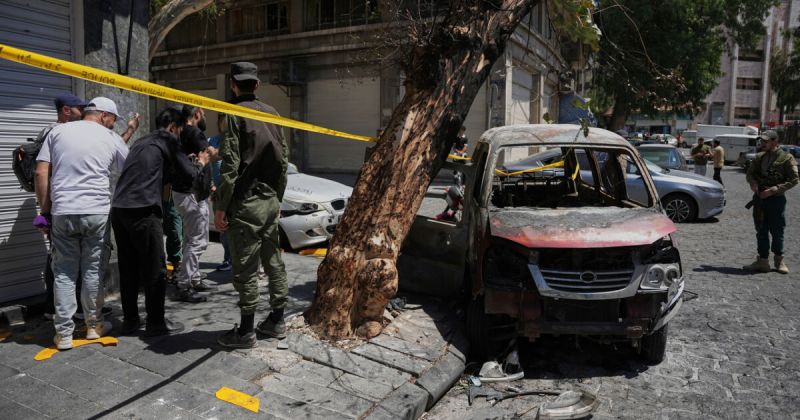 مقتل 3 أشخاص إثر انفجار سيارة على طريق دمشق - حمص الدولي