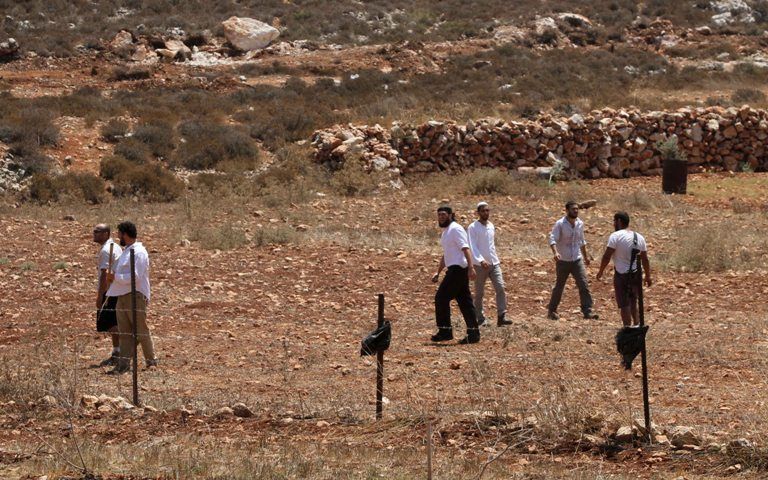 مستوطنون يهاجمون المواطنين ويصعدون اعتداءاتهم في عدة مناطق