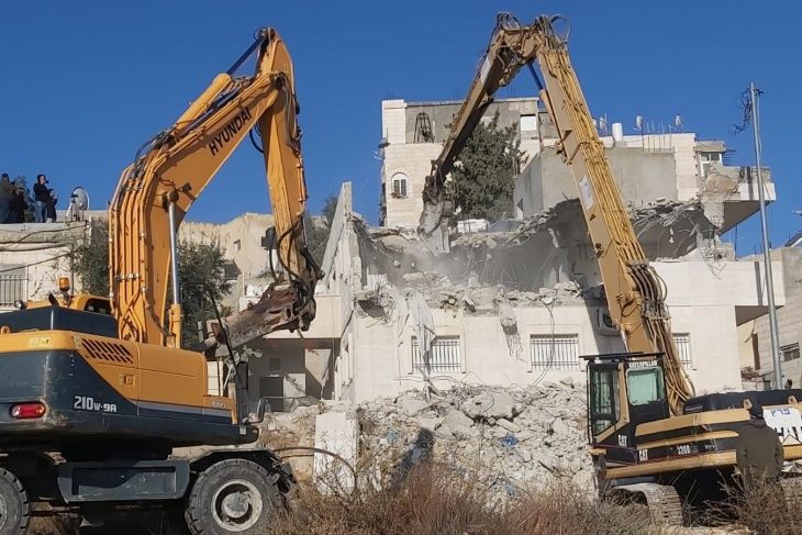 القدس: الاحتلال يهدم منزلاً في حي البستان وإسطبل خيول في بلدة الرام