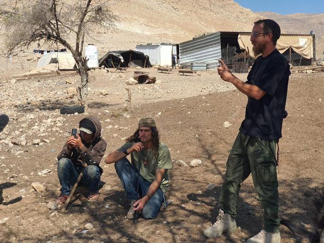 مستوطنون يهاجمون قرية دوما جنوب نابلس وتجمع بدوي غرب أريحا
