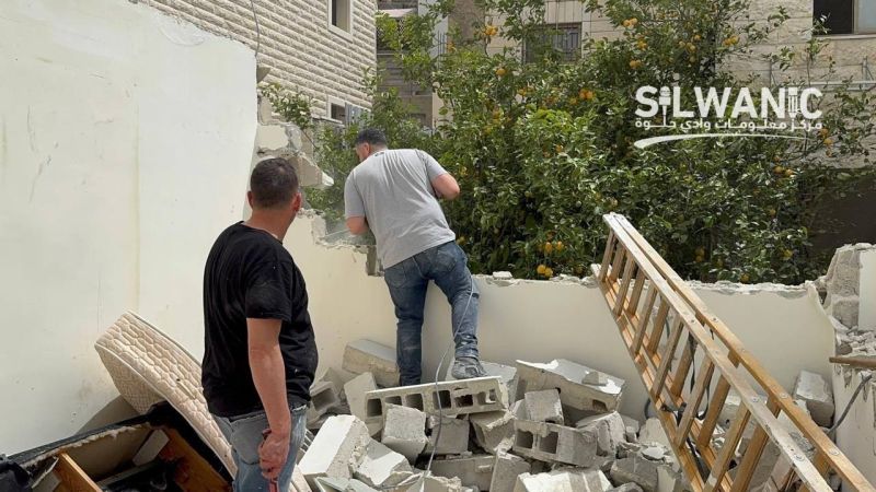 الاحتلال يجبر مواطنين مقدسيين على هدم منزليهما ذاتياً
