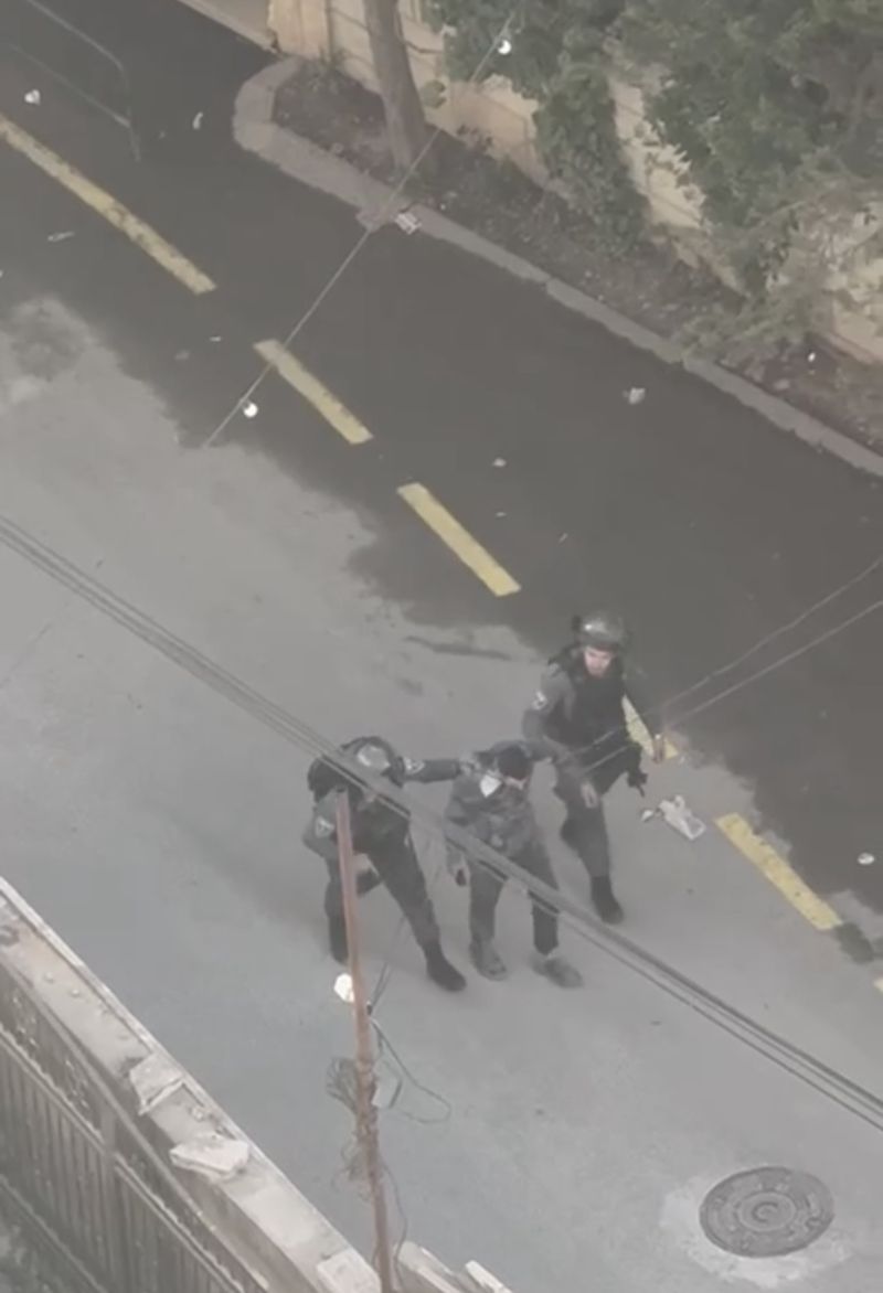القدس: الاحتلال يقتحم قرية كفر عقب ويحتجز شاباً