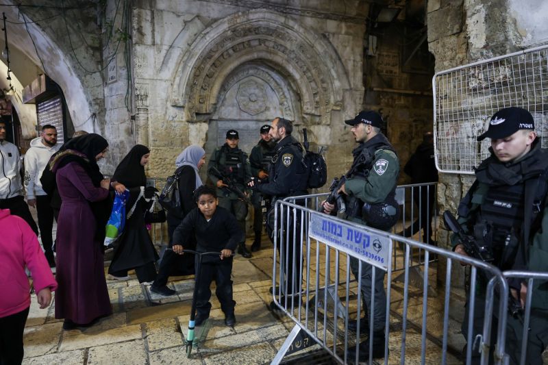 القدس: الاحتلال يعتقل 5 سيدات وموظف أوقاف بالتزامن مع اقتحامات المستوطنين للمسجد الأقصى