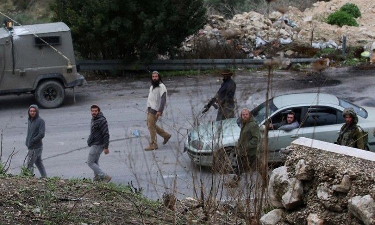 مستوطنون يجبرون المزارعين على مغادرة أراضيهم في اللبن الشرقية