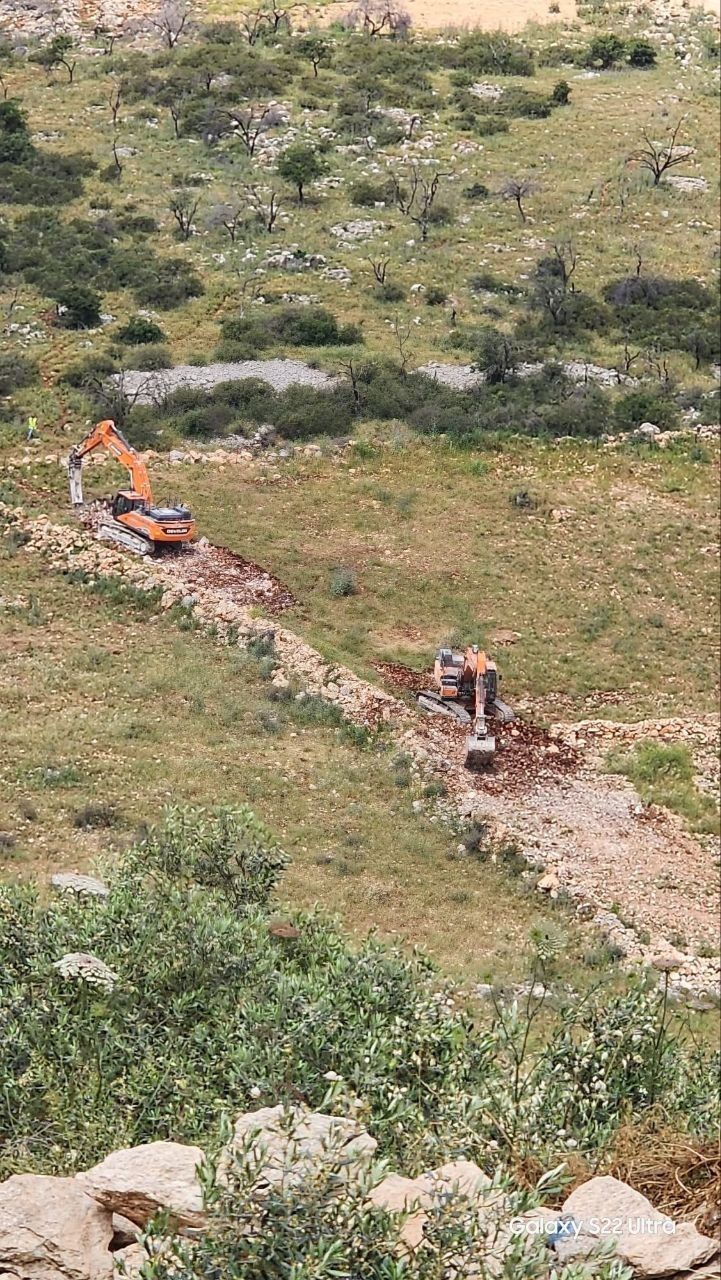 مستوطنون بحماية قوات الاحتلال يجرفون أراضي المزارعين غرب جنين