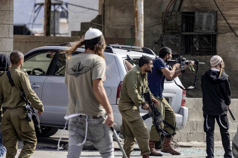 مستوطنون يشنون هجمات على منازل ومركبات المواطنين في الضفة الغربية