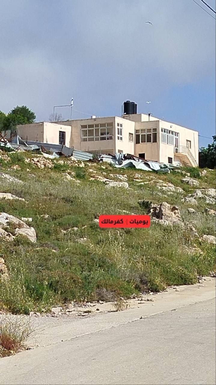 رام الله: مستوطنون يستولون على منزل في دير جرير ويرفعون أعلام الاحتلال فوقه