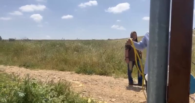 مستوطنون يقيمون بؤرة استيطانية جنوب نابلس ويهاجمون منزلا في الخليل