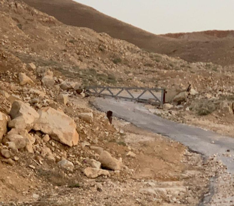مستوطنون يغلقون شارع وادي القلط غرب أريحا