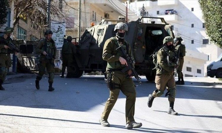الاحتلال يعتقل أكثر من 25 مواطناً خلال اقتحام مناطق في الضفة
