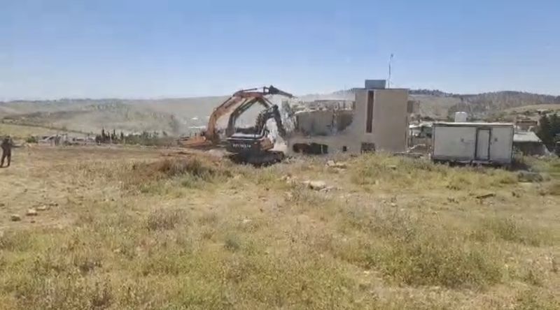 الاحتلال يهدم منزلا جنوب الخليل وينصب حاجزا عسكريا غرب بيت لحم