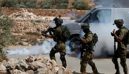 الاحتلال يصيب شاب بالرصاص في رام الله ويعتدي على آخر بالضرب في طولكرم