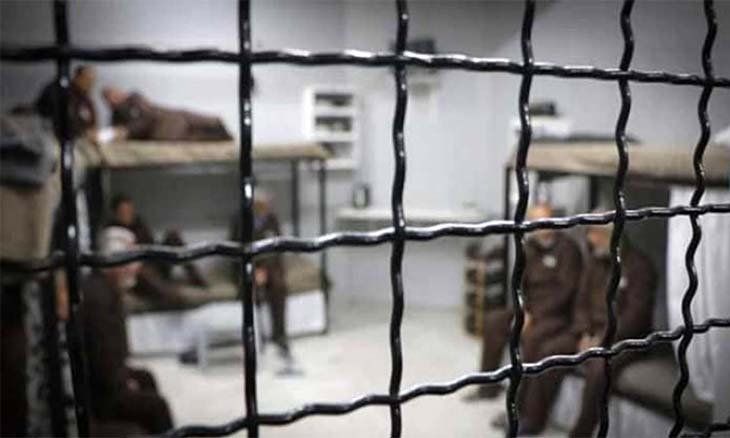 مركز فلسطيني: زيارات الصليب الأحمر الشكلية لسجون الاحتلال محاولة لتضليل الرأي العام