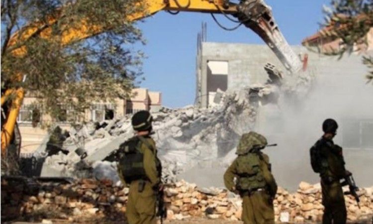 الاحتلال يستولي على باجر شمال غرب القدس و يجبر مقدسياً على هدم غرفة سكنية في سلوان