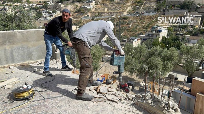 القدس: الاحتلال يجبر مواطنا على هدم منزله في مخيم شعفاط