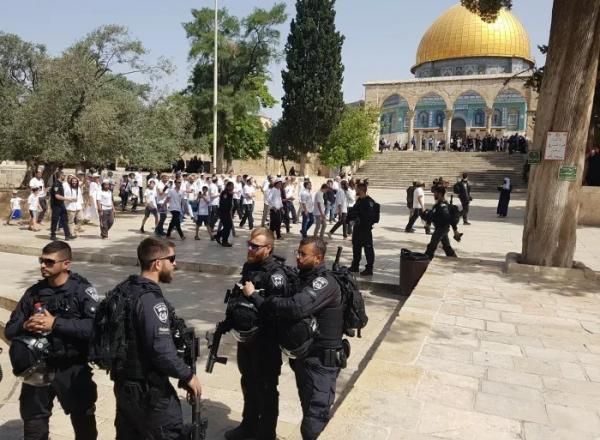 الاحتلال يفرض قيوداً مشددة على المسجد الأقصى تزامناً مع اقتحام المستوطنين