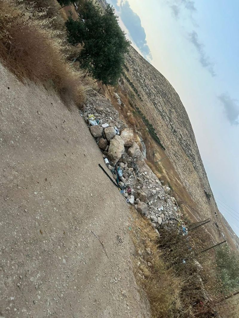 مستوطنون يغلقون طريقا للأهالي في مخماس شمال القدس ويهاجمون رعاة الأغنام جنوب الخليل