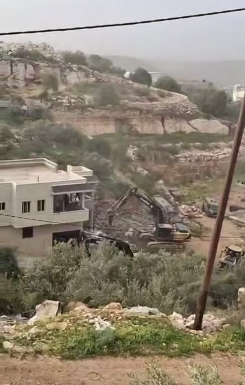 الاحتلال يهدم منزلا غرب رام الله