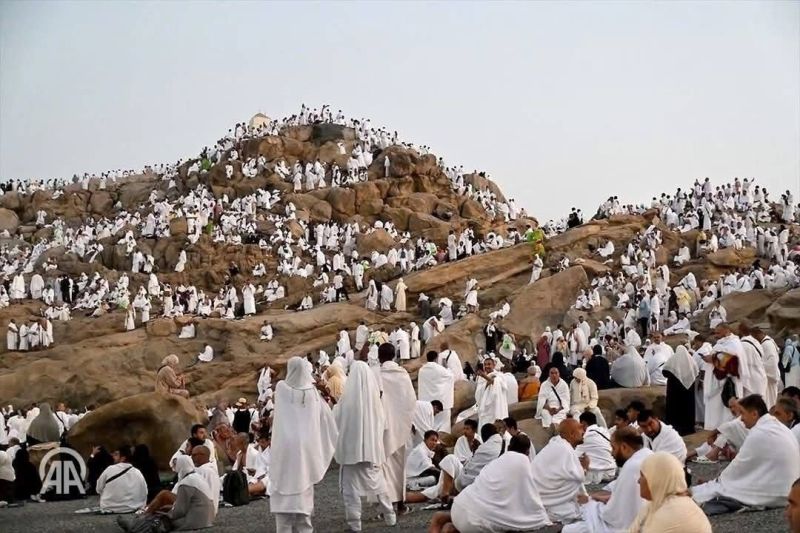 وسط أجواء إيمانية مهيبة.. الحجاج يتوافدون إلى صعيد عرفات لأداء الركن الأعظم