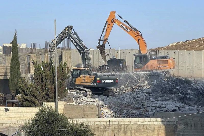 الخليل: الاحتلال يهدم منشأتين تجاريتين في بلدة إذنا